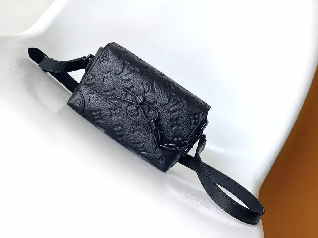 Steamer Wearable Wallet Monogram Taurillon Black Leather
