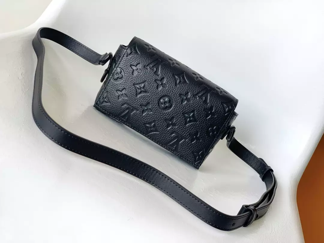Steamer Wearable Wallet Monogram Taurillon Black Leather