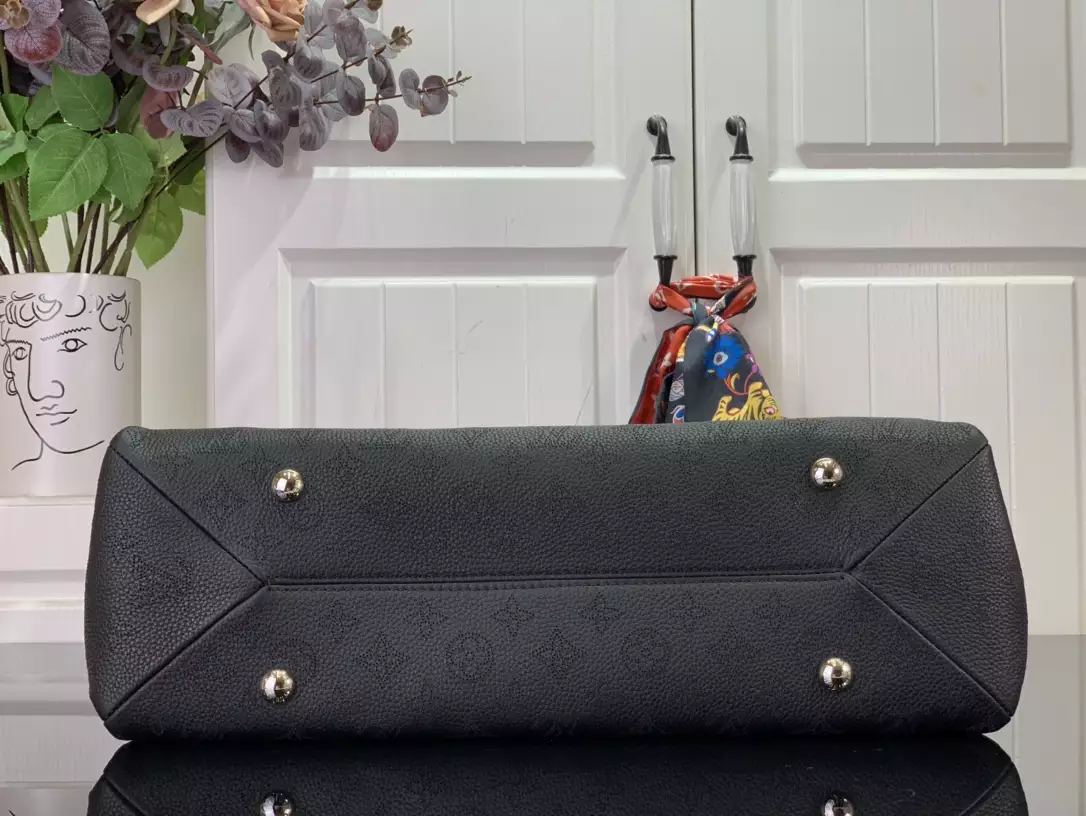 Hand It All MM Black Mahina Calfskin