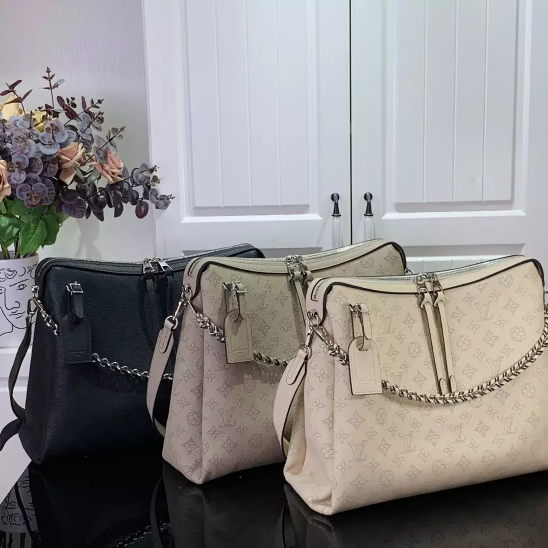 Hand It All MM Galet Gray Mahina Calfskin