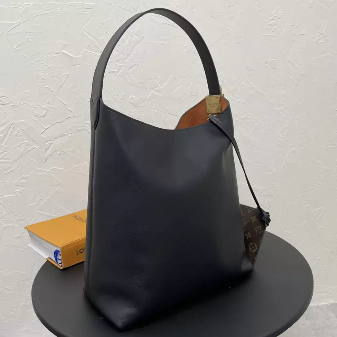 Low Key Hobo MM Black Grained Calfskin