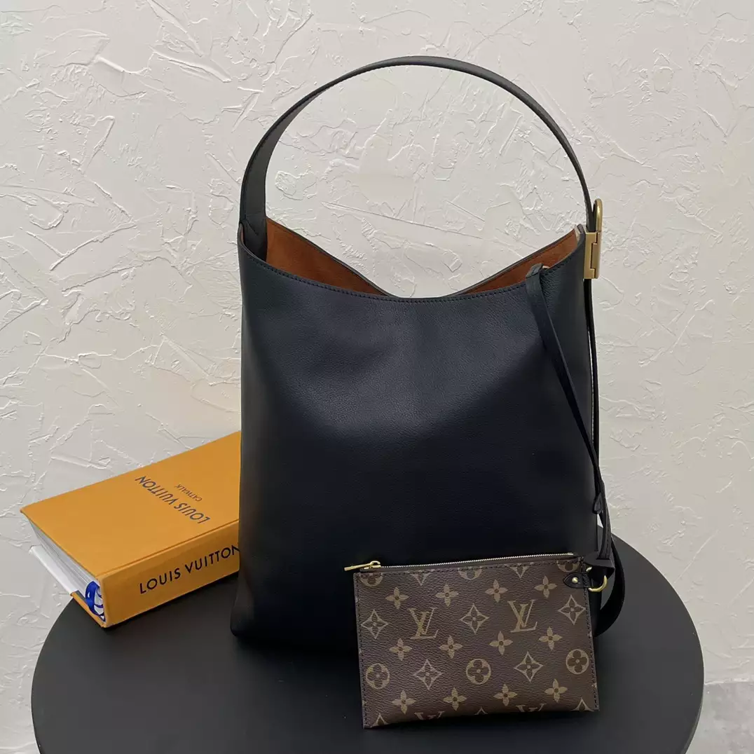 Low Key Hobo MM Black Grained Calfskin