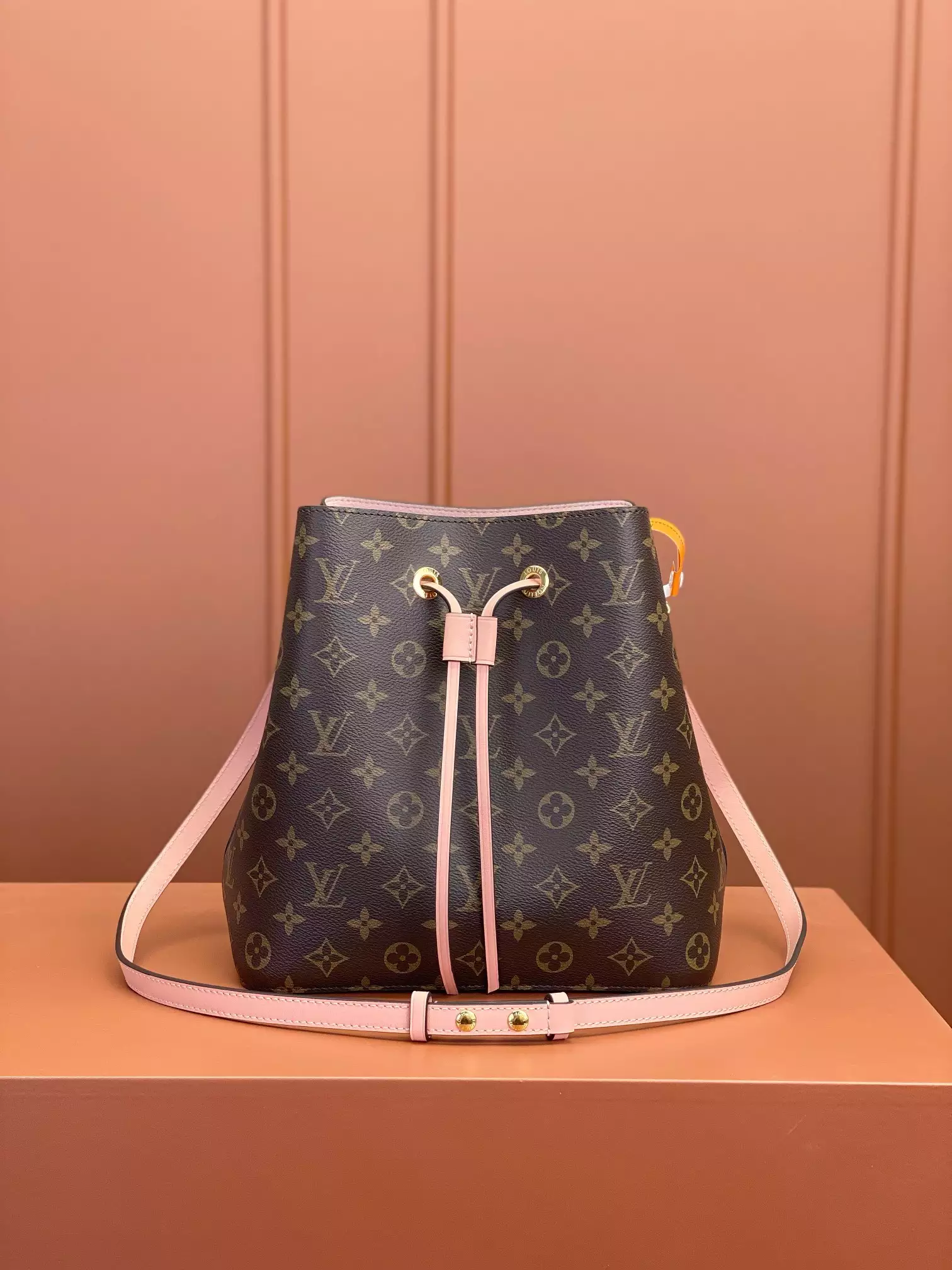 NéoNoé MM Bucket Bag Rose Poudré Pink Monogram Canvas