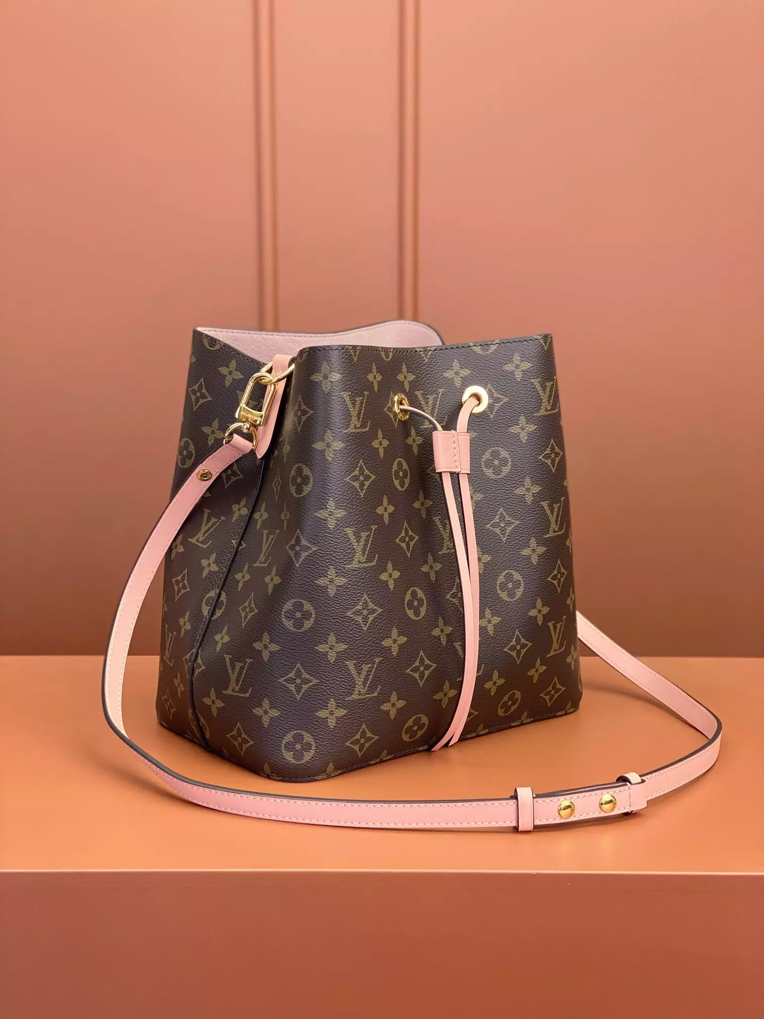 NéoNoé MM Bucket Bag Rose Poudré Pink Monogram Canvas