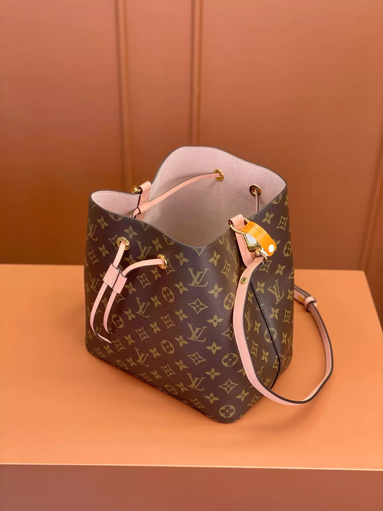 NéoNoé MM Bucket Bag Rose Poudré Pink Monogram Canvas