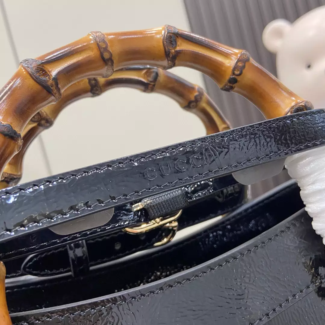 G*u*i diana medium tote bag in black patent leather