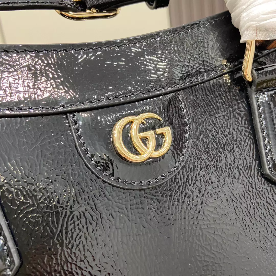 G*u*i diana medium tote bag in black patent leather