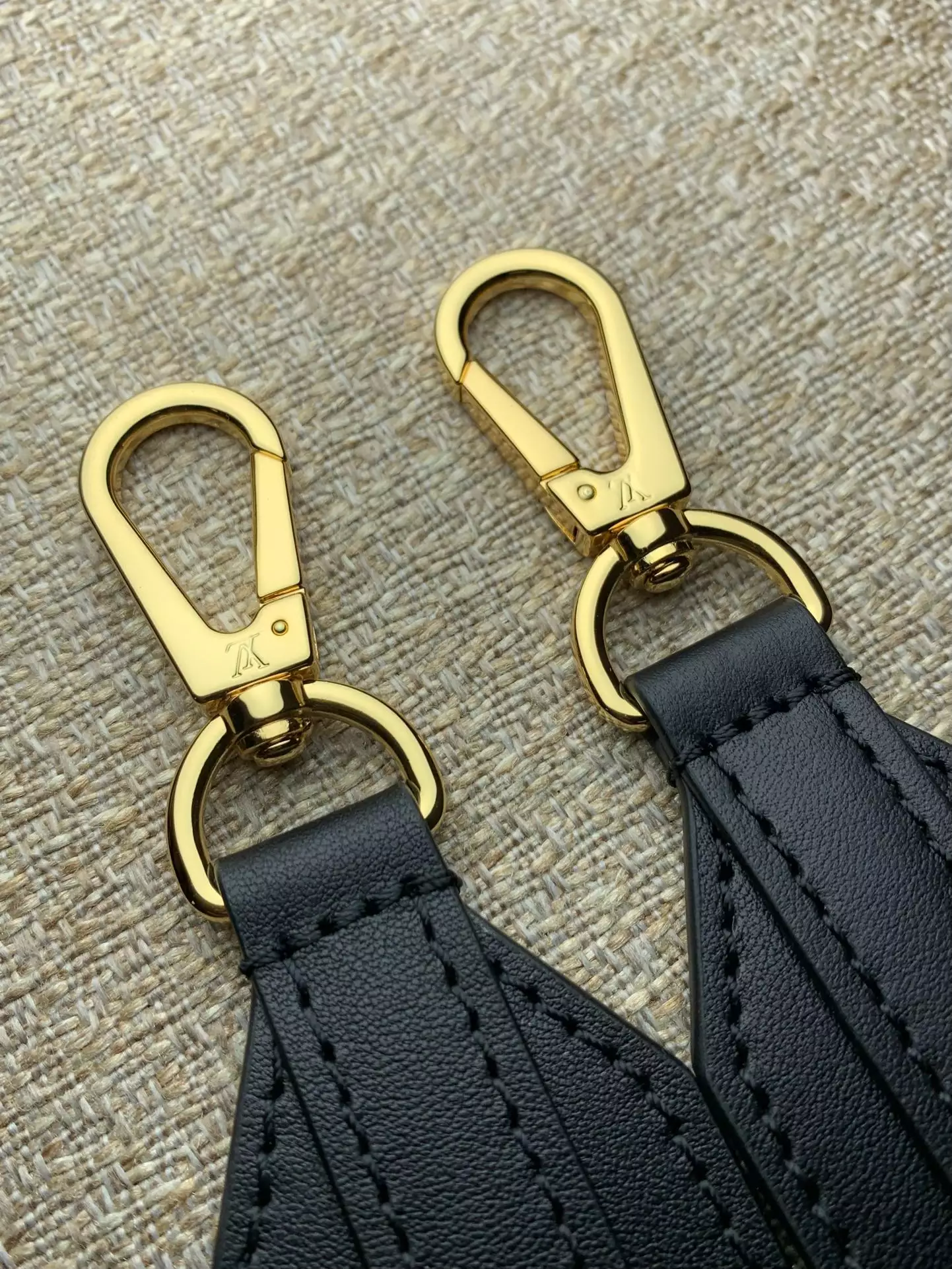 Capucines GM Souple Black Smooth Taurillon