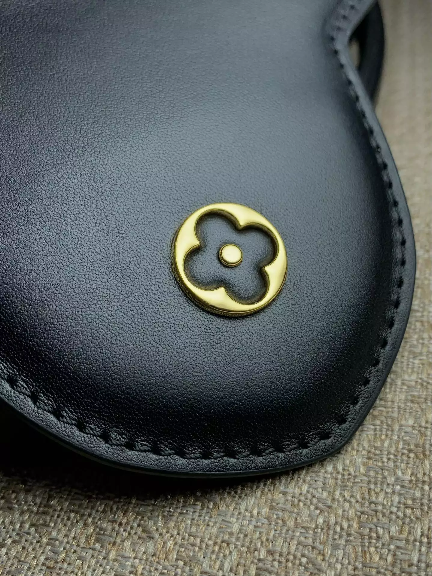 Capucines GM Souple Black Smooth Taurillon