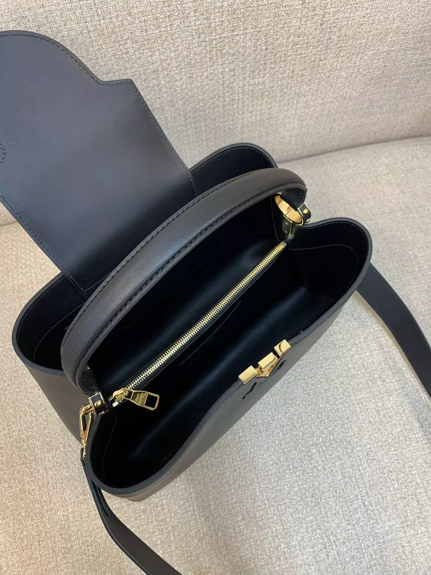 Capucines GM Souple Black Smooth Taurillon