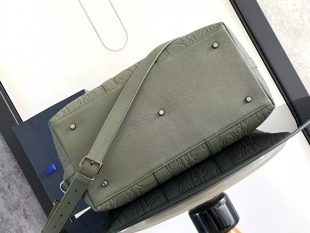 Weekender 40 Khaki Dior Gravity Leather and Khaki Grained Calfskin