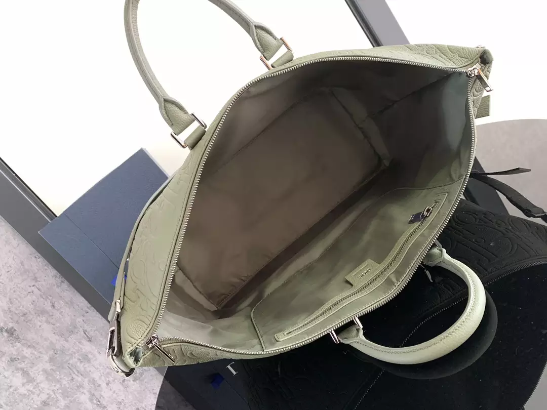 Weekender 40 Khaki Dior Gravity Leather and Khaki Grained Calfskin